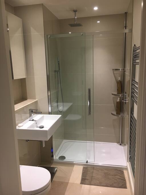 En-Suite (There is a bath in the communal bathroom if you prefer a bath!!)