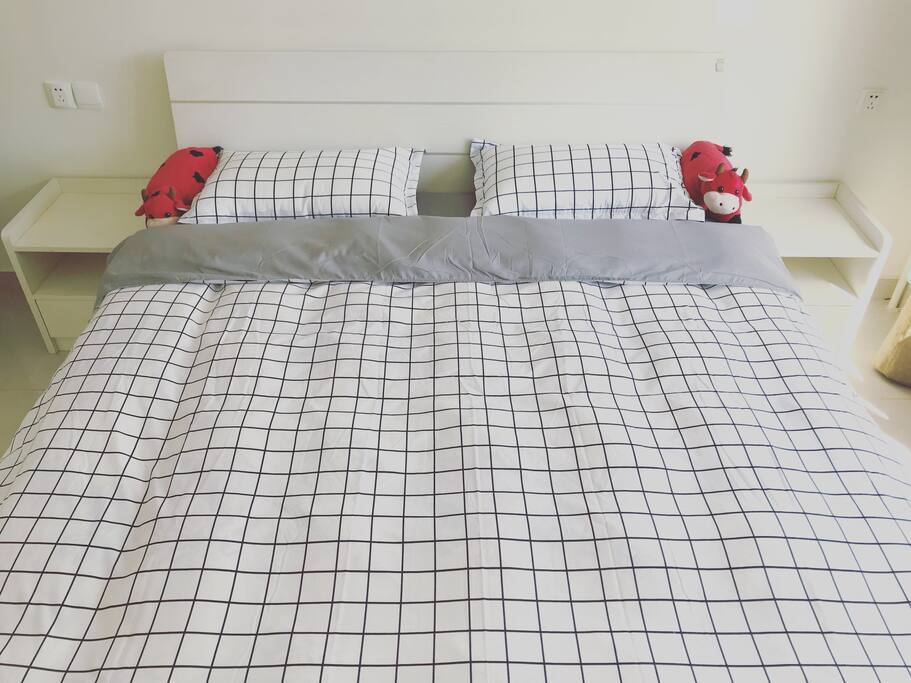 卧室。180*200大床,舒服被褥,助您好睡眠。
