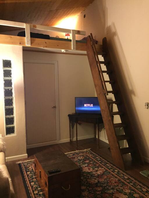 Flatscreen tv with Netflix.