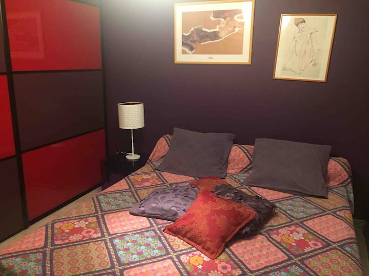 160 см прозорец на леглото в спалнята, който се отваря към терасата и басейна 