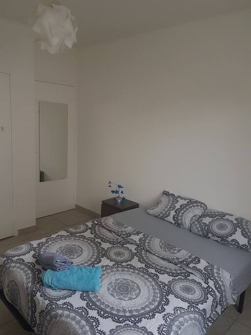 une chambre simple avec le strict nécessaire n'oublie pas de venir avec vos couettes. équiper avec une prise et une multiprise mise à votre disposition.