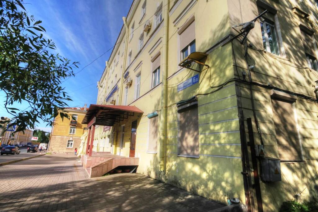 Вид на здание хостела с улицы Лифляндская