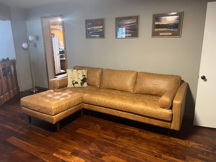 Kožený gauč v hlavnom apartmáne 