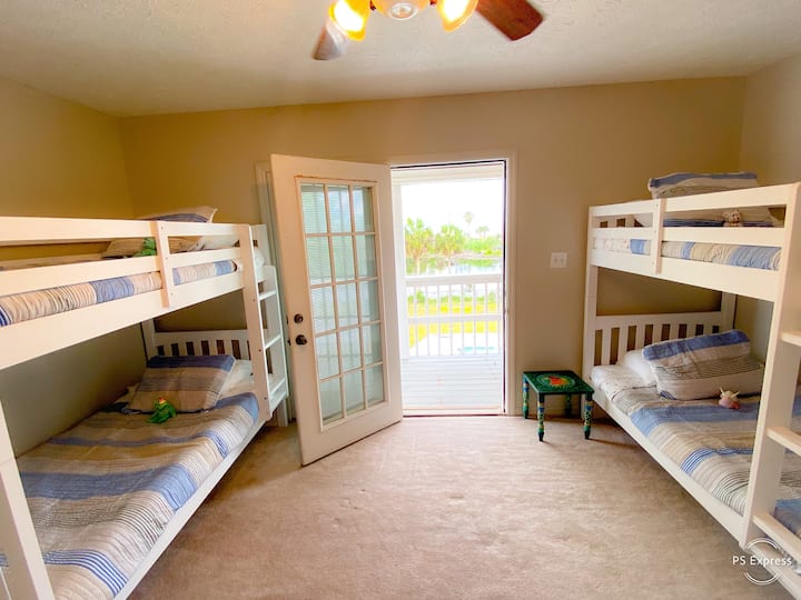 Двуетажна стая с четири легла