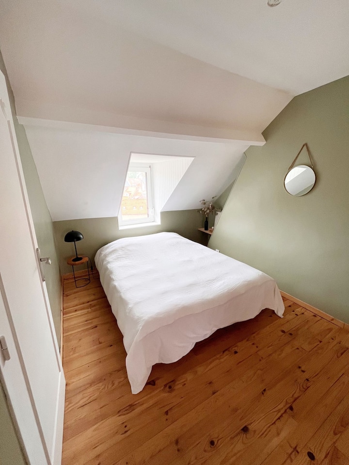 Საძინებლის ორადგილიანი საწოლი მეორე სართულზე. 