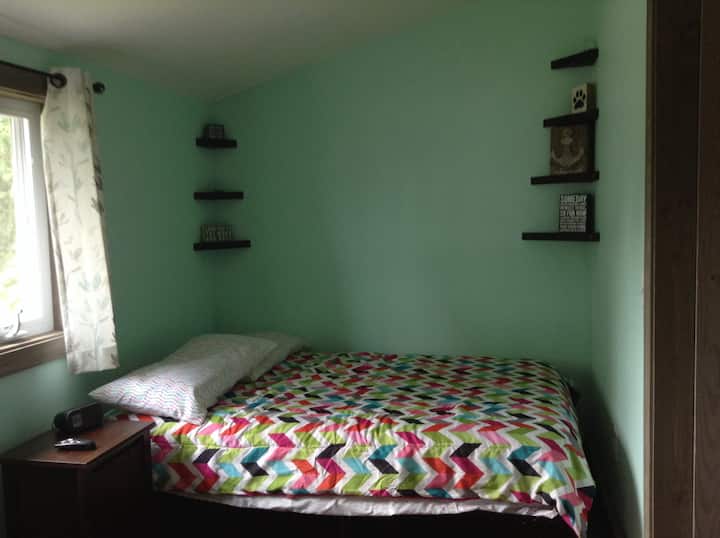 Трета спална соба со нов тавански вентилатор и засводен таван