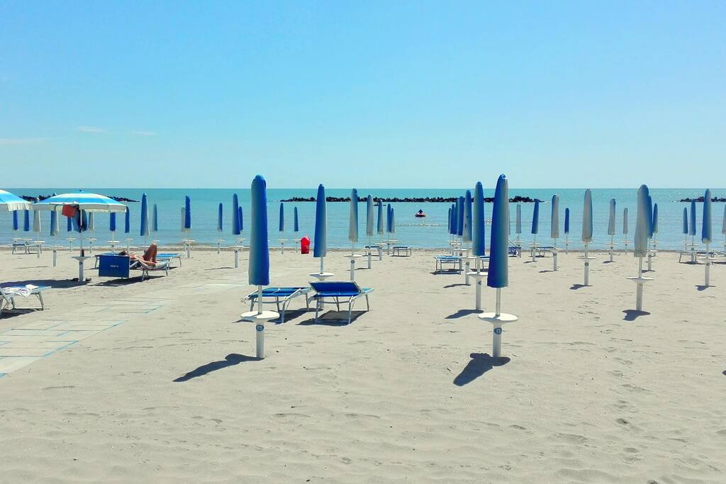 La spiaggia davanti a casa nelle calde giornate primaverili