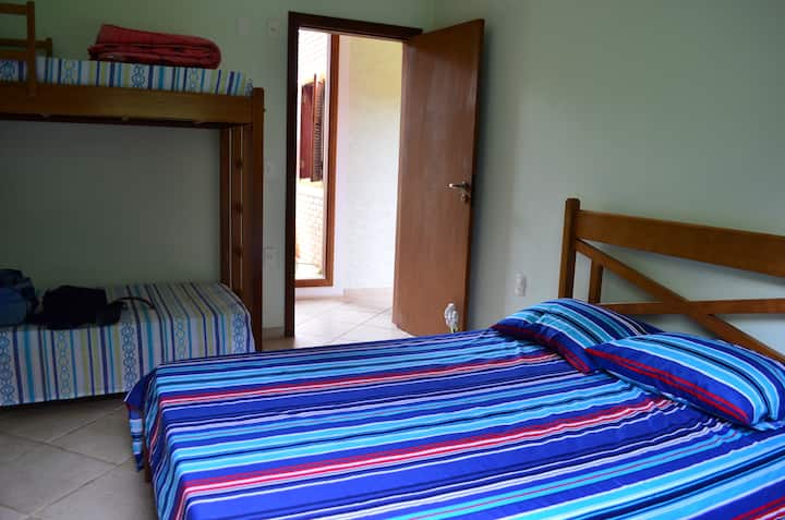 Suite 1 ორადგილიანი საწოლით + 1 ორსართულიანი საწოლი