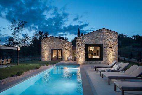 Amazing luxury villa, located in quiet surrounding
