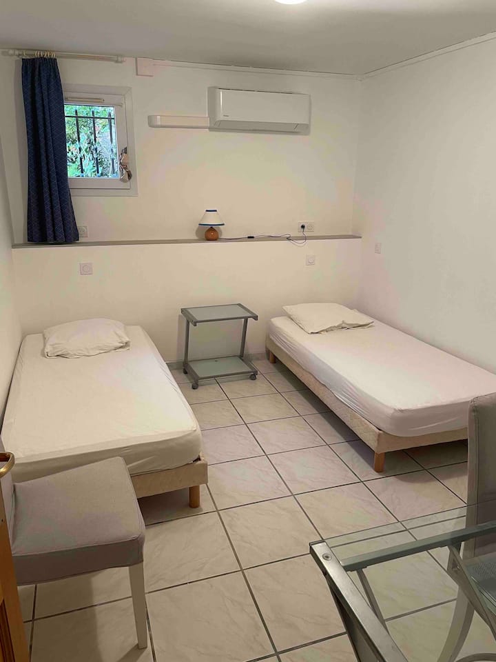 חדר עם 2 מיטות יחיד