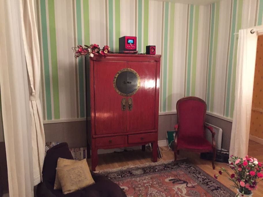 Télé / DVD à l'intérieur d'une armoire Chinoise.