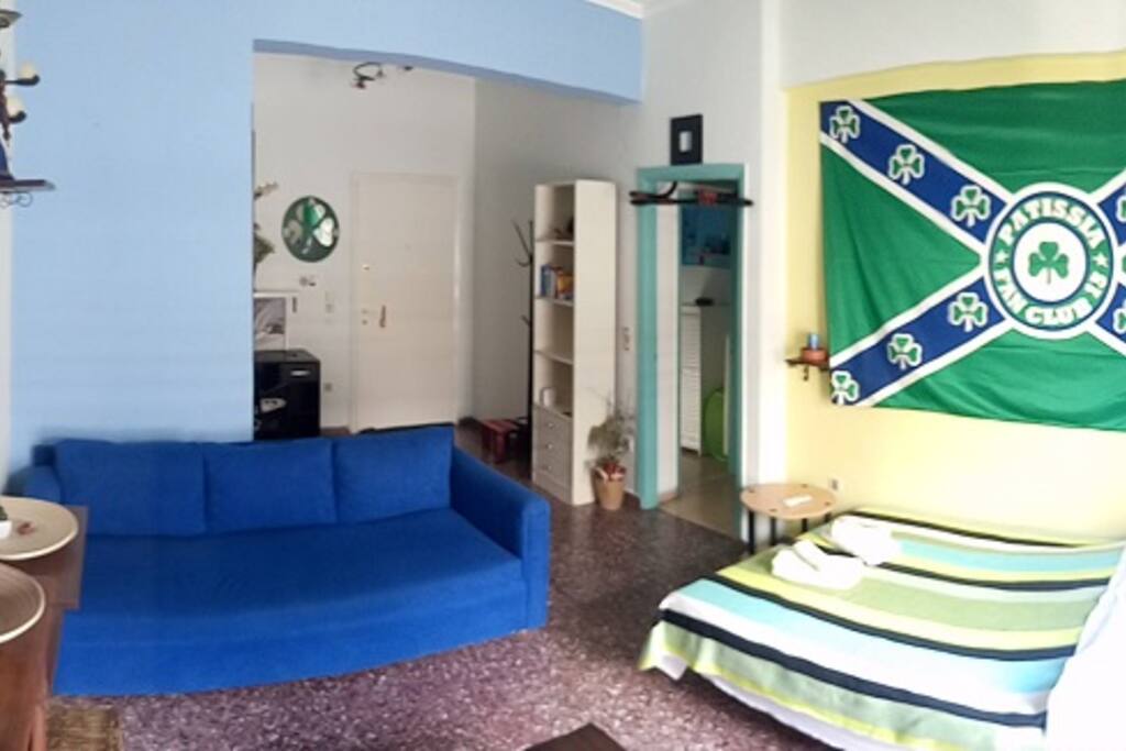 Sunny living room that can accommodate up to 3 people
