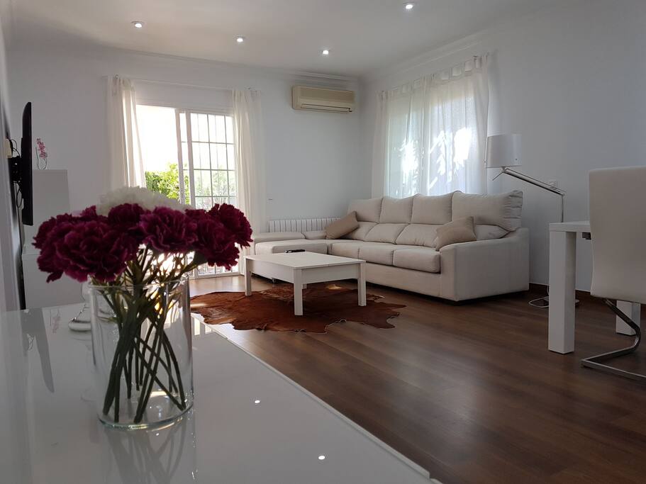 Amplio salon comedor con Aire acondicionado comunica con la piscina y la cocina