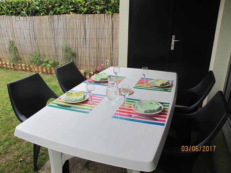 Et hop, un déjeuner au jardin, sur la terrasse! nouveauté 2017 : de nouveaux fauteuils tout confort pour nos invités!