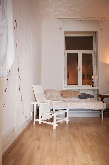 Room for Rent with a lively view to the street and high blanket