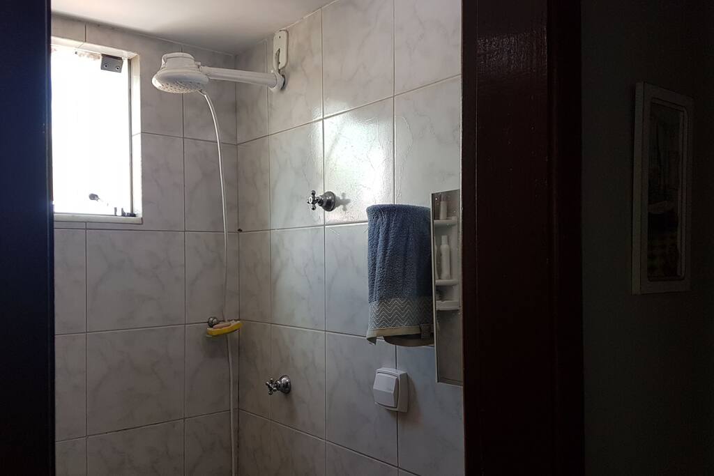Banheiro de uso comum da casa.