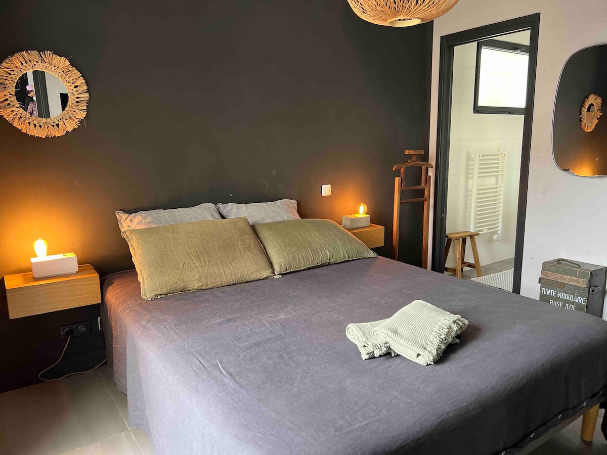 Habitación en planta baja con cuarto de baño y vestidor - cama Queen size