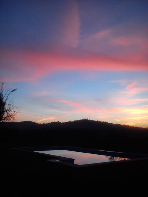 O entardecer visto do relvado da piscina. Vista sobre o Vale Encantado.