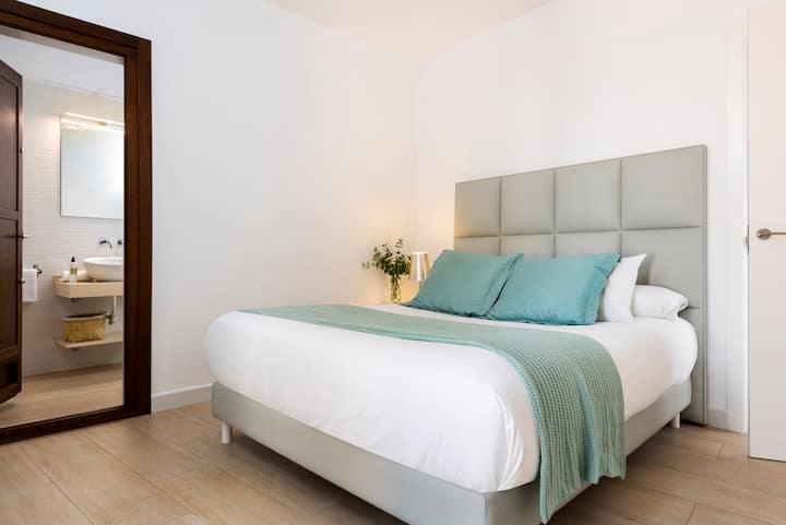 סוויטת חדר שינה מרהיבה ונעימה עם חדר רחצה ושירותים וגישה למרפסת פרטית המשקיפה על העיר ועל אזור שקט. המיטה נוחה ואיכותית מאוד והכריות היפואלרגניות. 