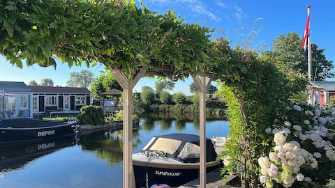 Double chalet on the waterfront with large sun terrace!