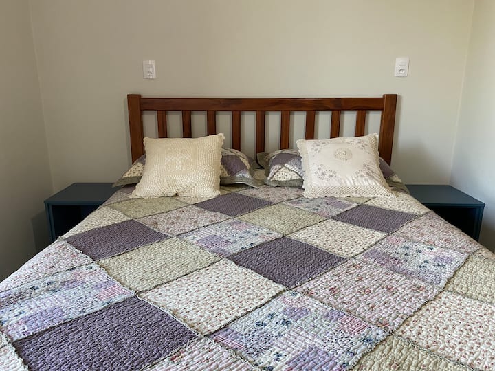 Кревет во сопствен брачен кревет (широк 150-179 см). 