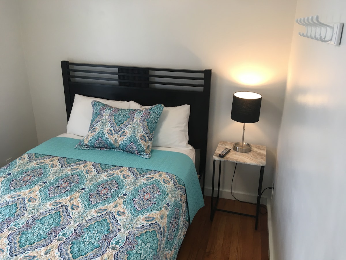 غرفة نوم 1، سرير كامل، تتسع لنوم شخصين، مع تلفزيون ذكي.