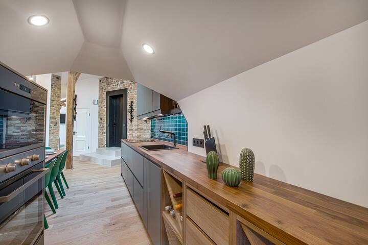 ♛ Big Design Apt – Sleeps 12 -★Best Location★ gallery image 5