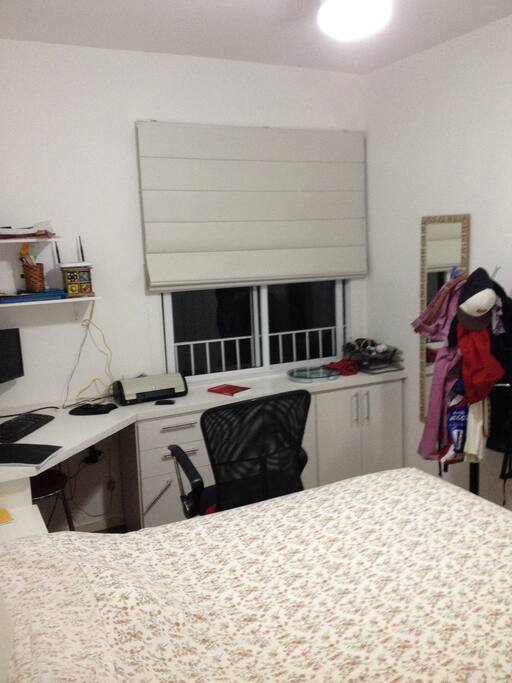 Quarto do bancada e janela voltada para sol da manhã.