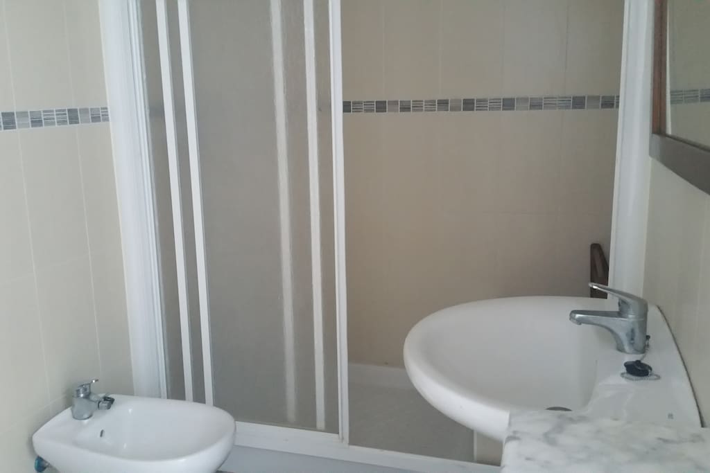 douche du bas avec bidet , toilette et lavabo