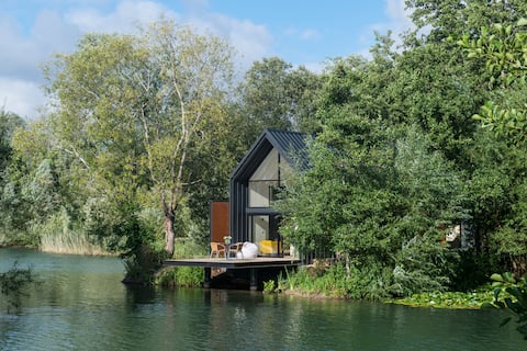 Island Lodge: Luxury Lakeside Retreat with Hot Tub
