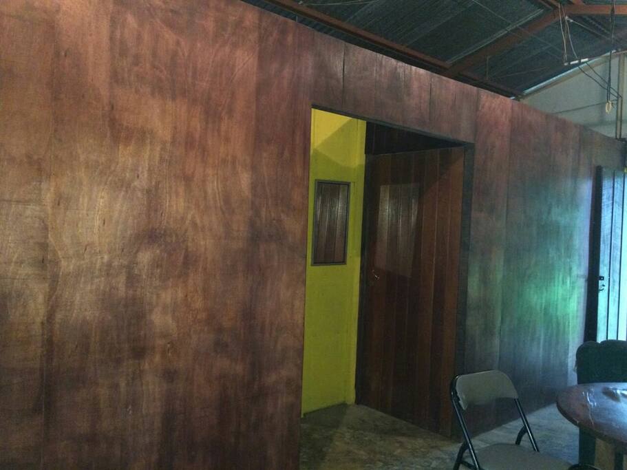 2 habitaciones separadas y privadas.