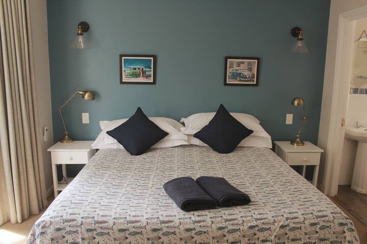 Lighthouse Lookout – Visit the Penguins