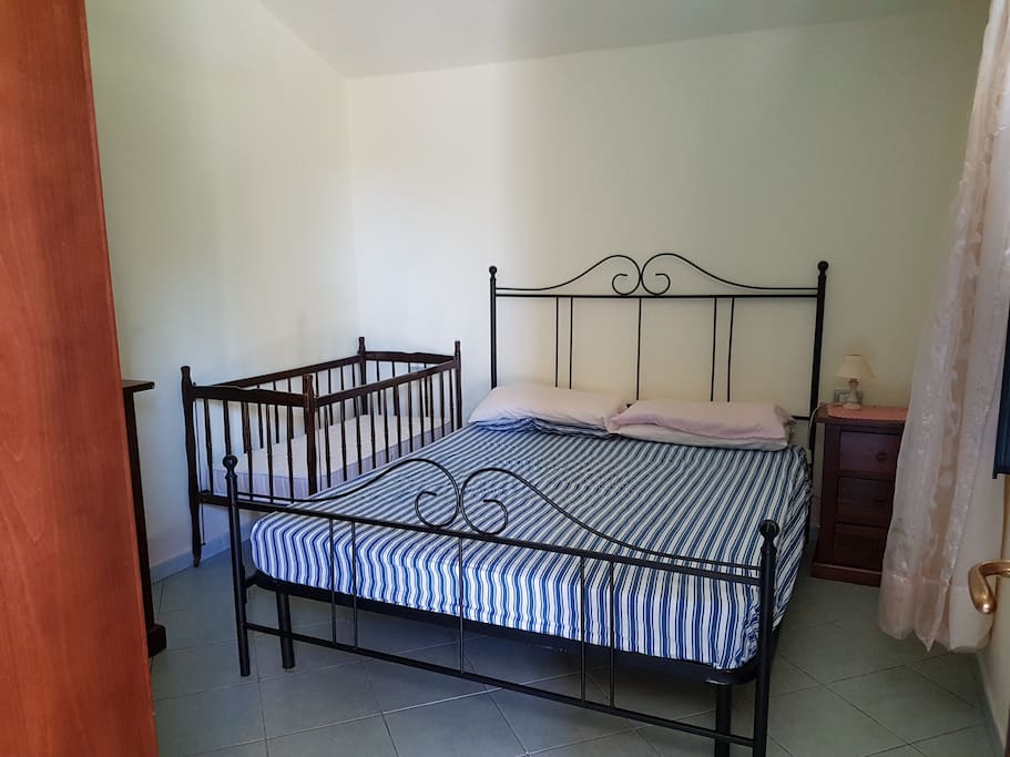 Chambre 1 ( lit double et possibilité lit bébé )