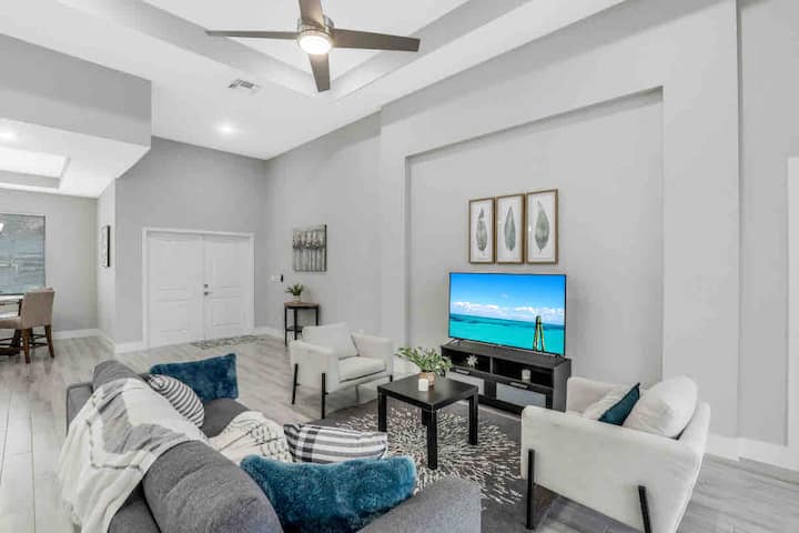 Waterfront Pool Paradise Home - Cape Coral, FL