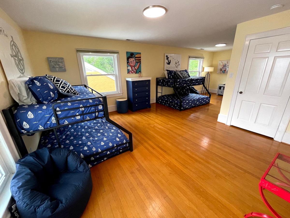 这曾经是主卧。 我们现在称之为双层房。 