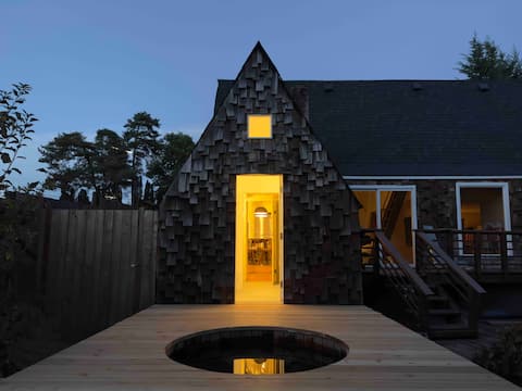 Dael Hus: whimsical A-frame w/ cedar hot tub