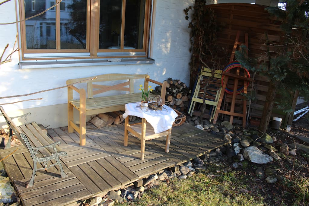 Die kleine Terrasse, ausgerichtet gen Westen, ideal für Sonnenuntergänge
