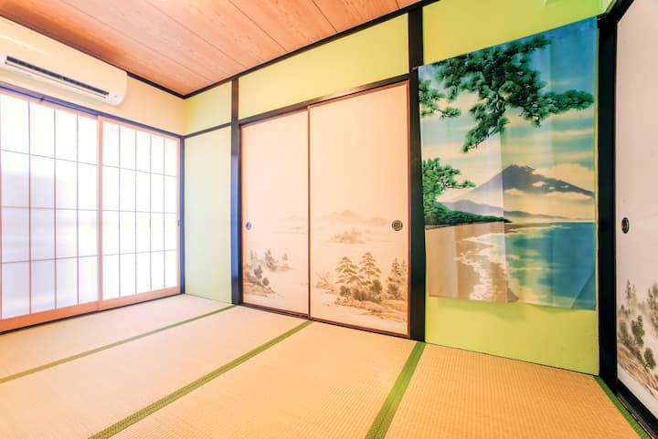 襖で仕切られた3間続きの和室。
「団らんは一緒で、就寝のときは別々がいい」というお子様連れのご家族やグループ旅行に最適です。