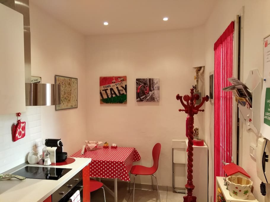 Si entra direttamente nella zona cucina.