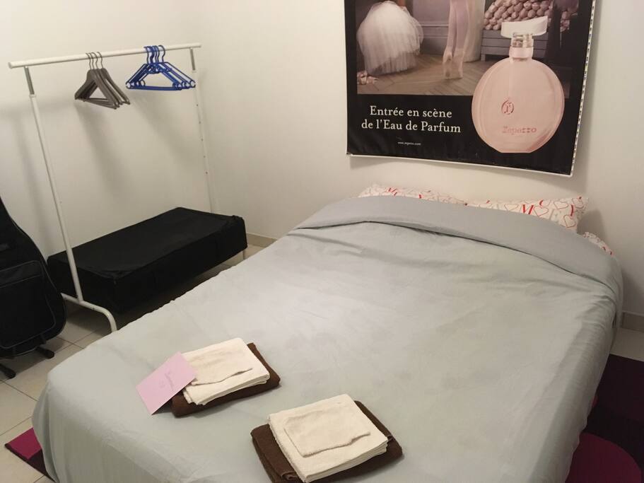 Votre chambre avec portant et cintres pour les vêtements