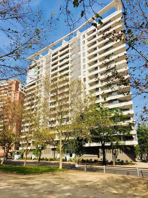 El edificio cuenta con 18 pisos, en la terraza esta ubicada la piscina la cual funciona en la temporada estival de Chile (Noviembre a Febrero)