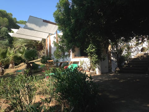Independent studio in a villa with garden