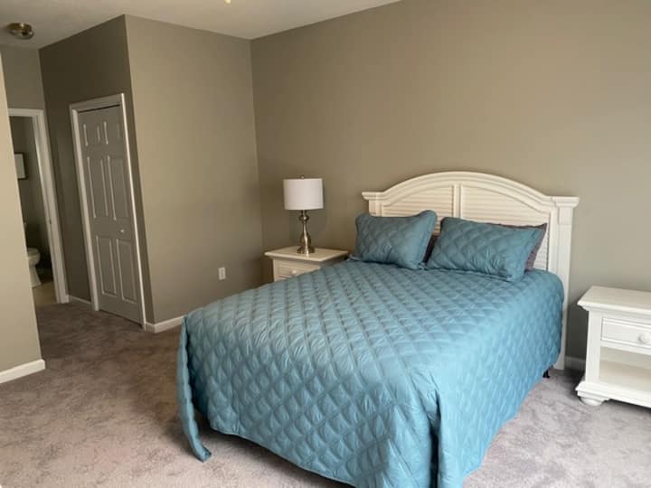 ห้องนอน 2 พร้อมทีวีและห้องน้ำในตัว