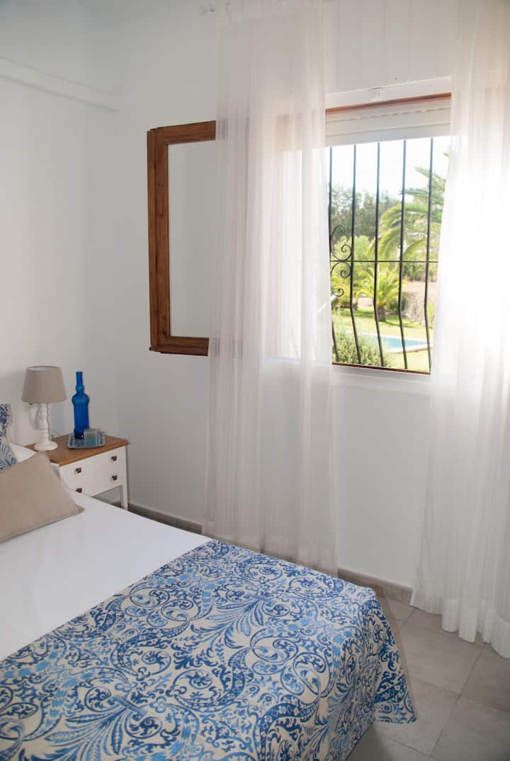 غرفة نوم مزدوجة تطل على الحديقة وحمام السباحة