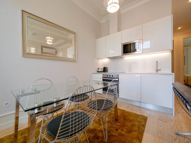 Augusta 231-4D-City Center Apt- Balcony & Elevator gallery image 4