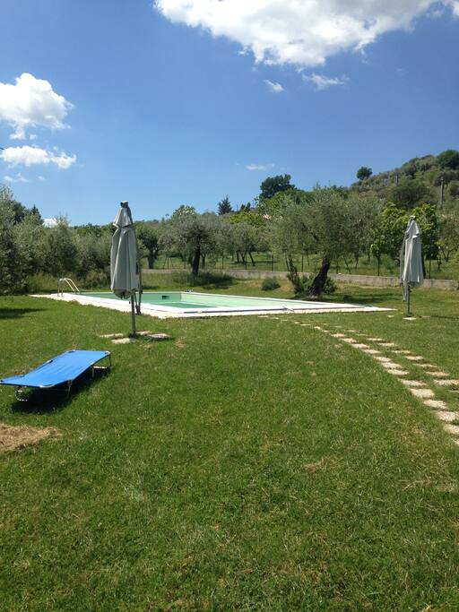 La piscina dal portico