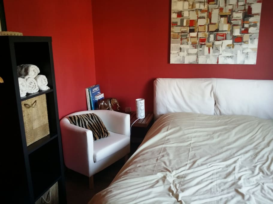 La chambre avec un lit 2 personnes et une salle de bain privative juste à côté