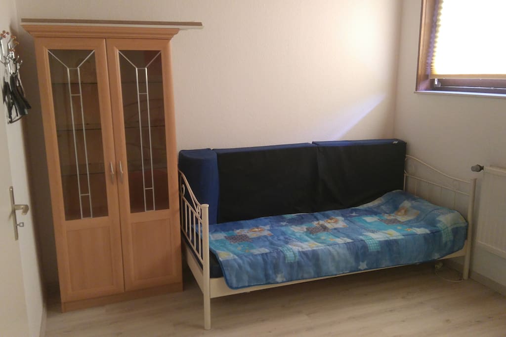 Schlafzimmer mit zus. Einzelbett
