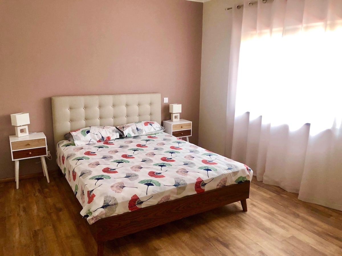 חדר שינה למבוגרים בקומה הראשונה