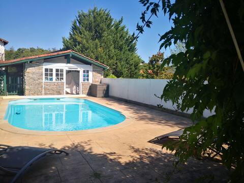 Quiet house, near Rhune, 10/12 pers, 8'beach